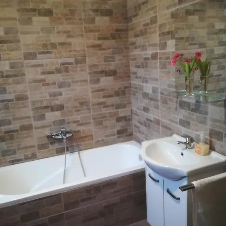 Kakasdombi Apartman 게스트하우스 3*